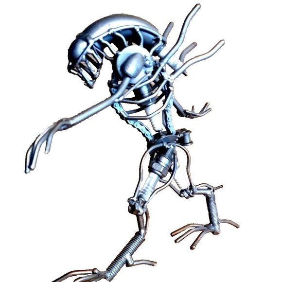 Alien Xenomorph Warrior Vintage Handmade Metal Art Sci-Fi Steampunk Figurine - Picture 3 of 3